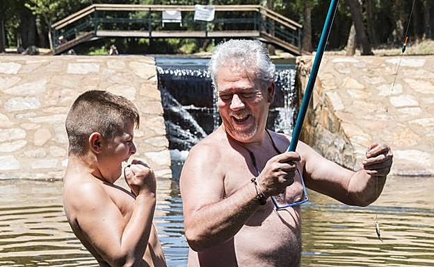 Un 'jarabuguillo' ha picado. Antonio Torres y su sobrino segundo lo festejan. :: 