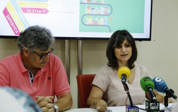 Miguel Quesada y Raquel Medina al presentar los planes. :: Edu