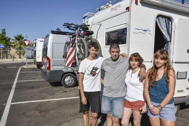 La familia afectada posa junto a su autocaravana. :: j. v. arnelas