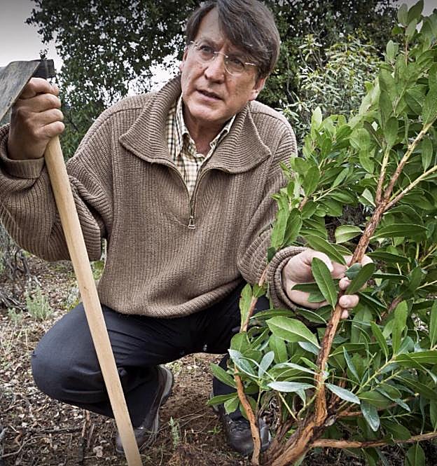  Divulgador de la naturaleza. Feliz en las Villuercas, cultiva su huerto y cuida cabras.