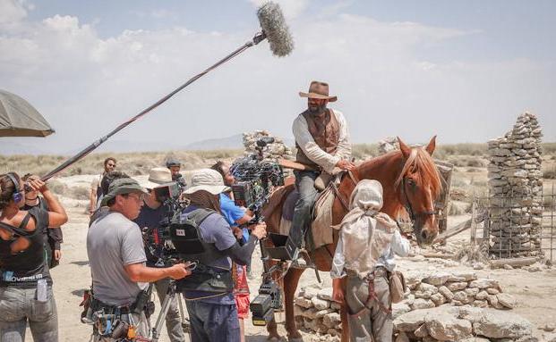 Los actores Luis Tosar, a caballo, y Jaime López, cubierto y de espaldas, en un momento del rodaje de 'Intemperie' en Orce. 