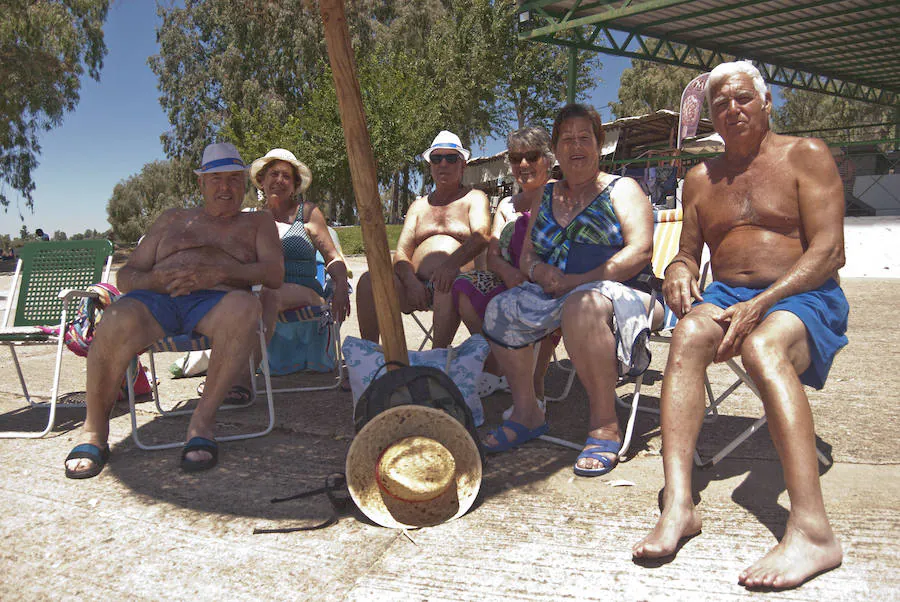 Grupo de jubilados de Monesterio, de excursión en la playa de Orellana
