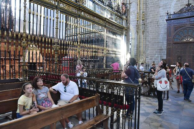 Turistas visitando el coro de la catedral. :: Hoy