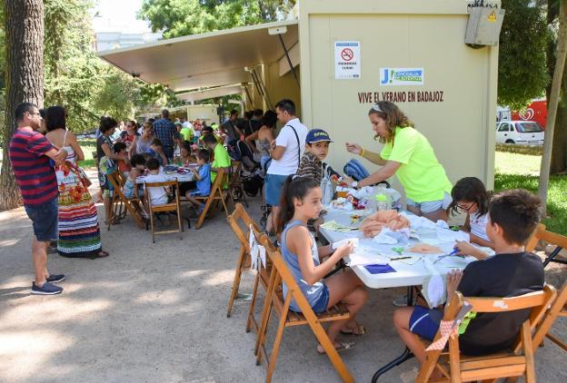 Los niños disfrutan de una mañana de actividades bajo la sombra en Castelar :: C. moreno