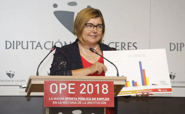 La presidenta de la Diputación de Cáceres, Rosario Cordero, presentando la oferta pública de empleo. 