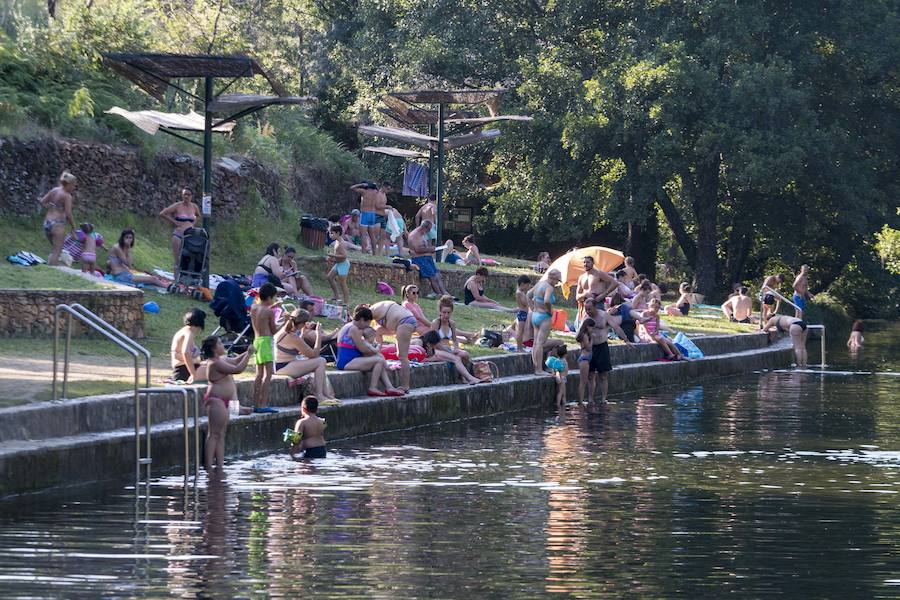 Bañistas en la piscina natural de Hoyos, en la Sierra de Gata.