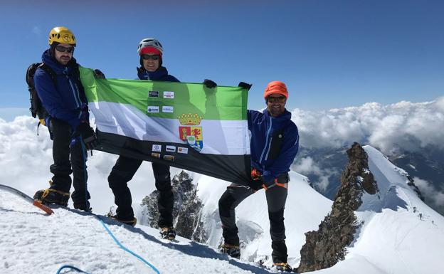Javier García Pajares en uno de los picos de los Alpes que ha conseguido coronar