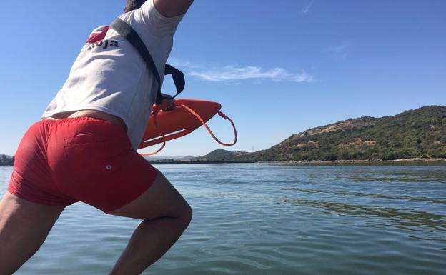 Socorrista de Cruz Roja en el embalse de Proserpina