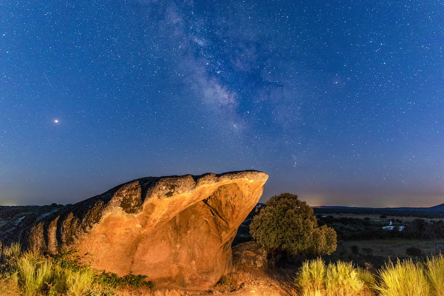 Cielo nocturno con la Vía Láctea en Los Barruecos