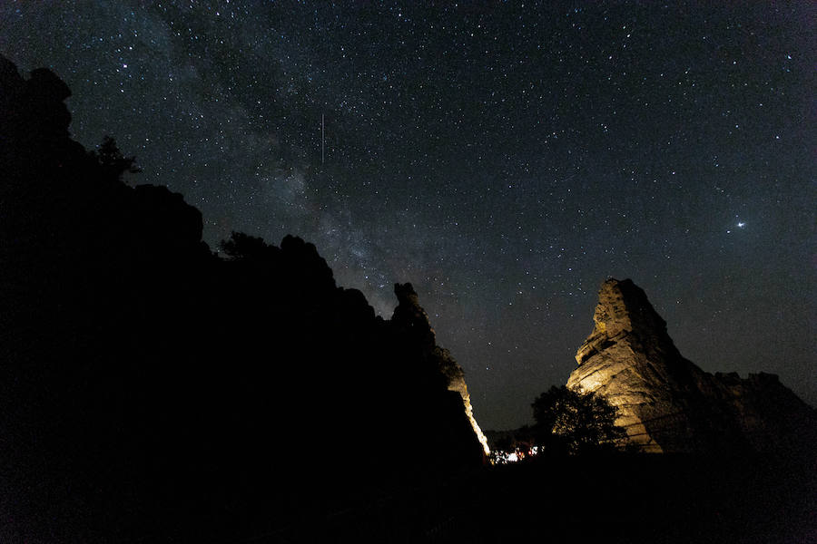 Cielo nocturno con la Vía Láctea en el parque nacional de Monfragüe