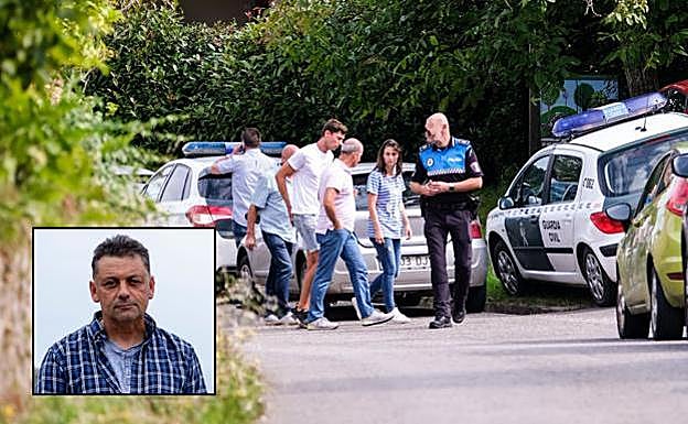 Los hijos del concejal fallecido Javier Ardines en Pría, donde apareció el cuerpo.