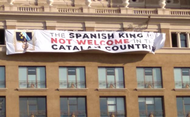 Pancarta de los independentistas contra el Rey en la plaza de Catalunya.