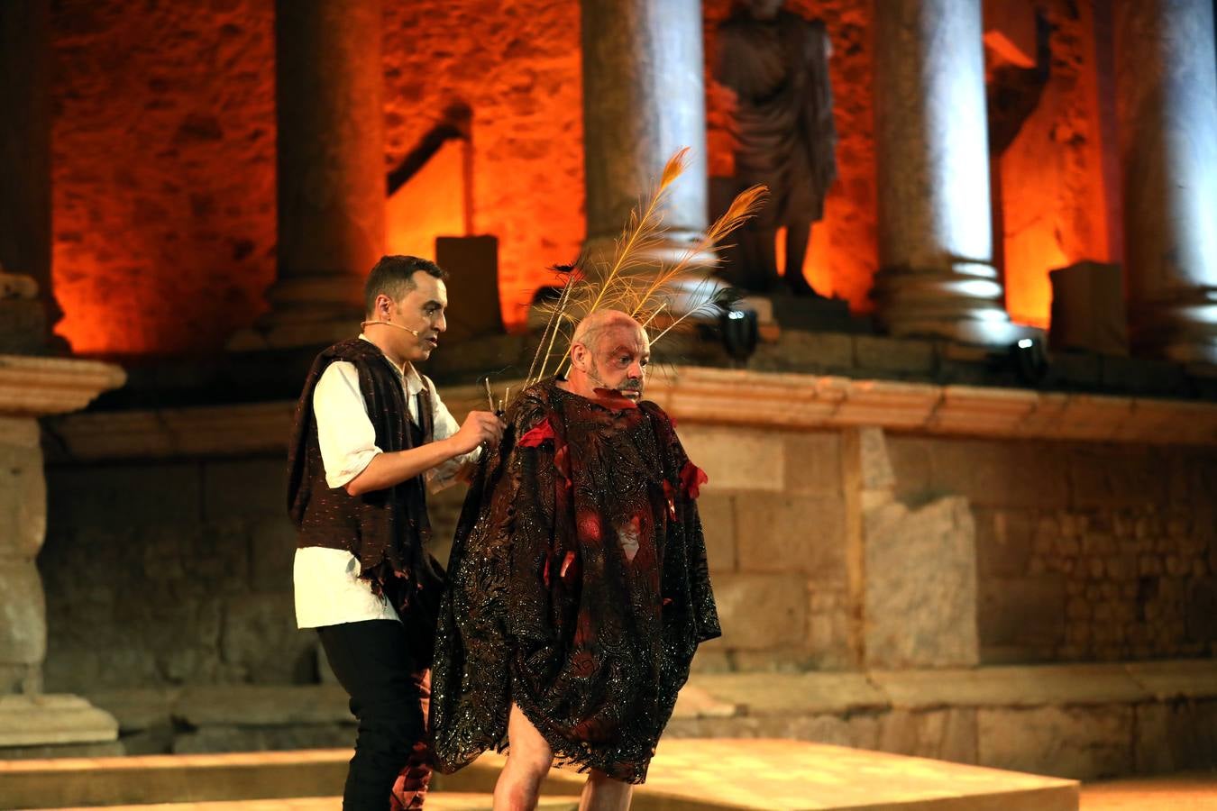 Tras tres tragedias griegas, la comedia romana de Plauto ha devuelto la carcajada al Teatro Romano de Mérida con la obra musical 'La comedia del fantasma', penúltima puesta en escena de la 64 edición del Festival Internacional de Teatro Clásico de Mérida.