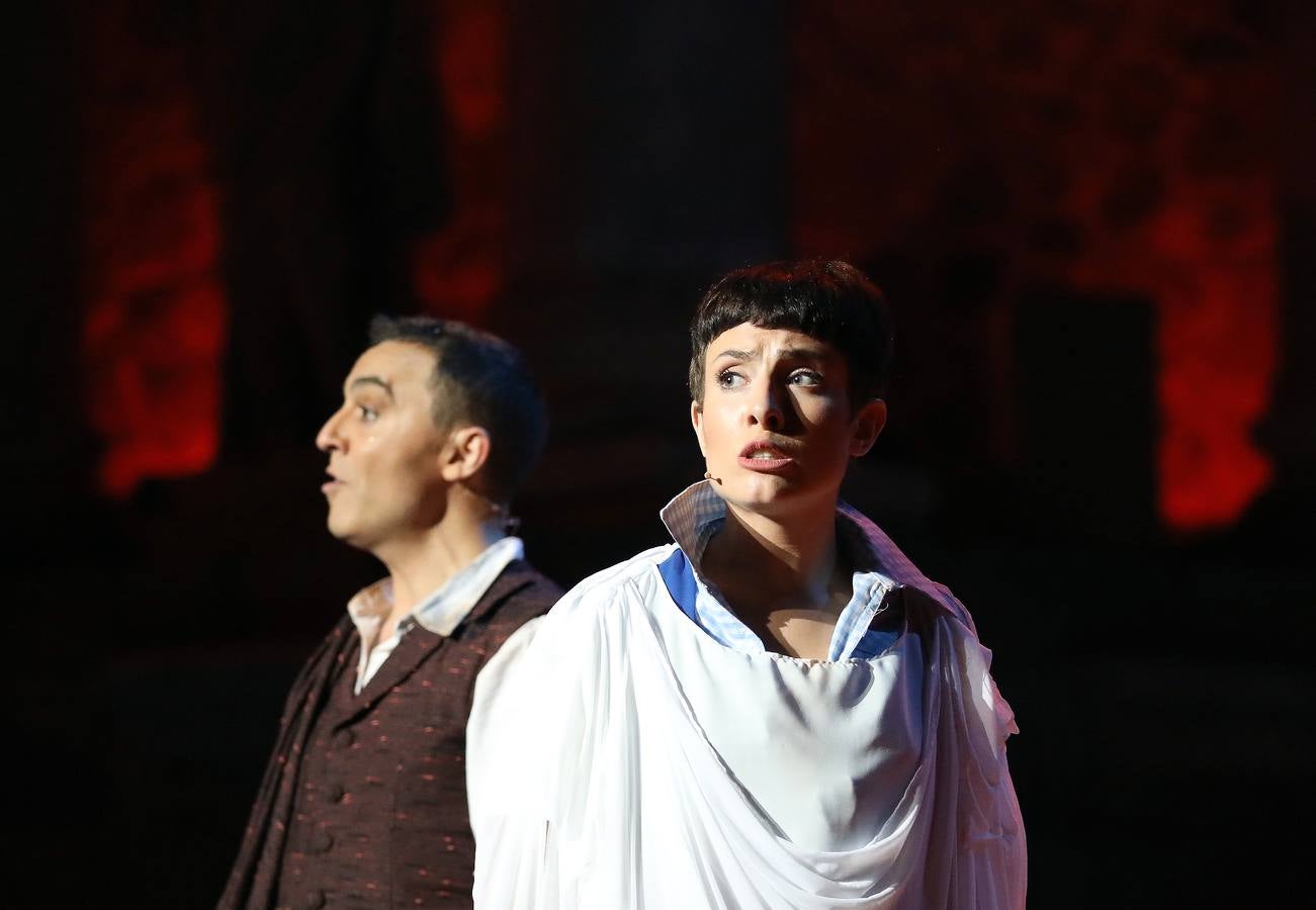 Tras tres tragedias griegas, la comedia romana de Plauto ha devuelto la carcajada al Teatro Romano de Mérida con la obra musical 'La comedia del fantasma', penúltima puesta en escena de la 64 edición del Festival Internacional de Teatro Clásico de Mérida.