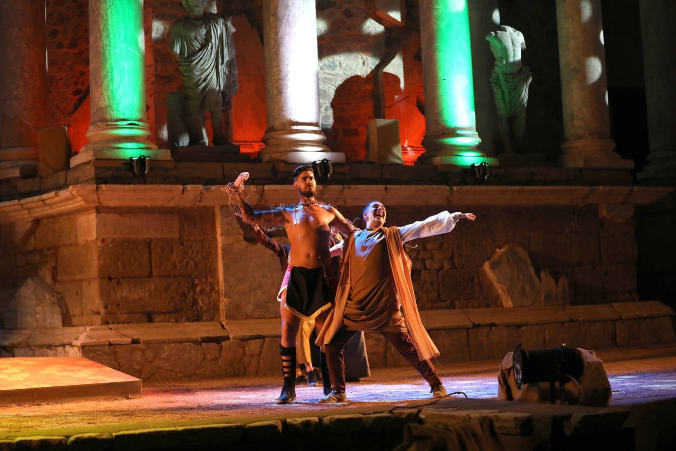 Tras tres tragedias griegas, la comedia romana de Plauto ha devuelto la carcajada al Teatro Romano de Mérida con la obra musical 'La comedia del fantasma', penúltima puesta en escena de la 64 edición del Festival Internacional de Teatro Clásico de Mérida.