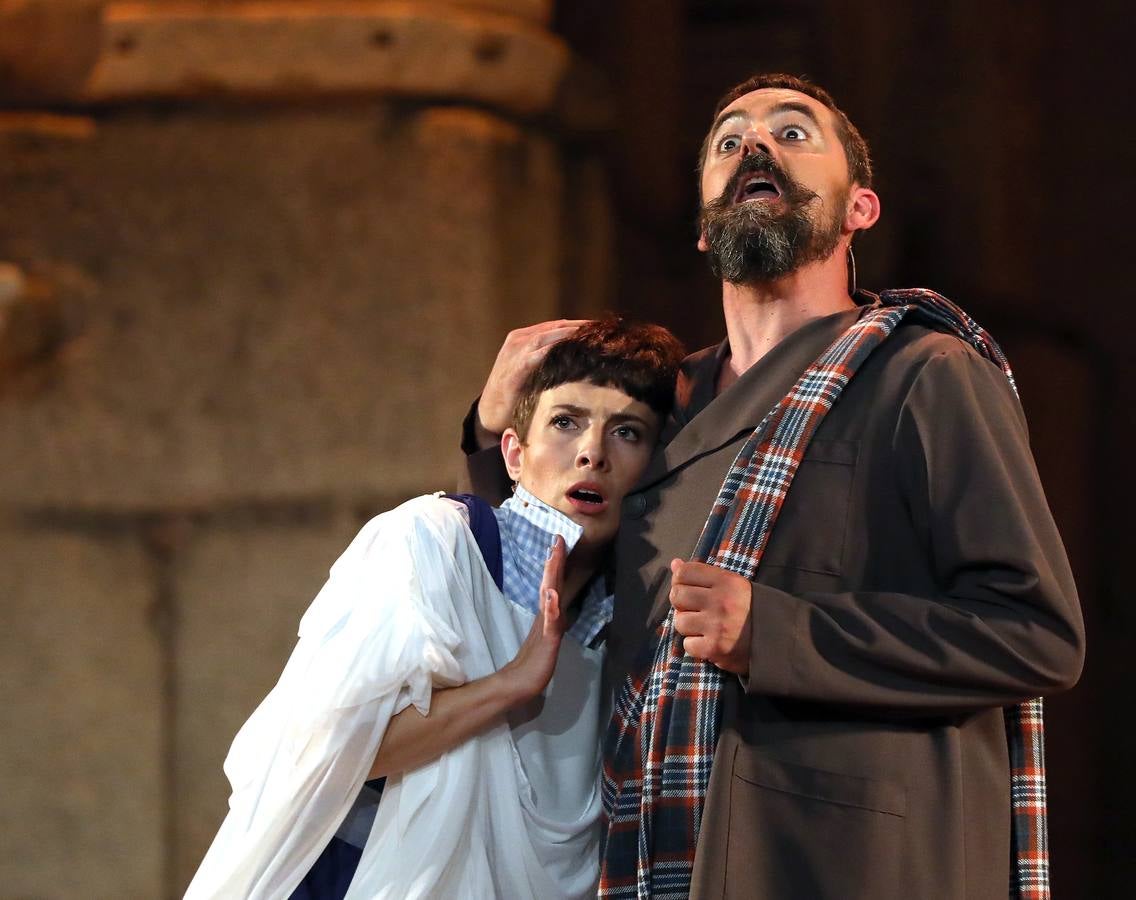 Tras tres tragedias griegas, la comedia romana de Plauto ha devuelto la carcajada al Teatro Romano de Mérida con la obra musical 'La comedia del fantasma', penúltima puesta en escena de la 64 edición del Festival Internacional de Teatro Clásico de Mérida.