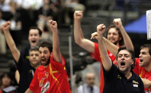 Juan Carlos Navarro (i), junto a Pepu Hernández, celebra el título mundial en Japón. 