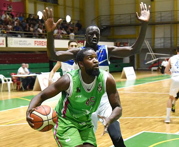 Deng Mayot, la pasada temporada frente al Plasencia. :: PALMA