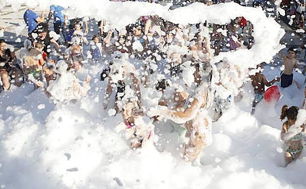 Imagen de archivo de una fiesta de la espuma celebrada en Extremadura.