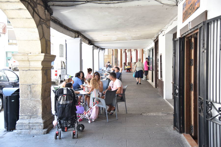 En estas fechas, en la plaza porticada de Hervás nunca falta gente.