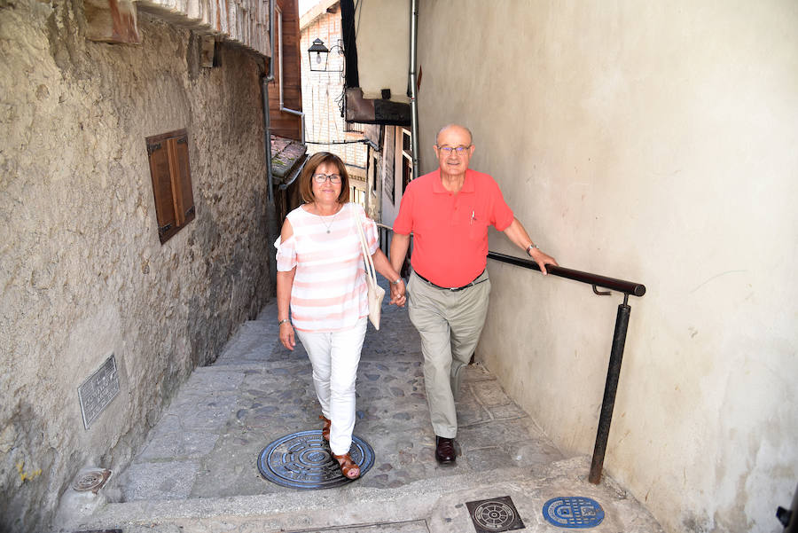 José Luis Gracia y Encarna Colmenar, en una calle del casco antiguo de Hervás.