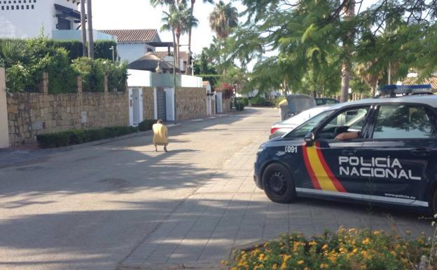 Un encapuchado huye en bici tras matar a tiros a un hombre en Estepona