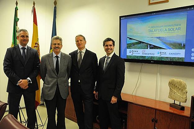 Navarro, segundo por la izquierda, con representantes del proyecto de Talayuela, hace ocho meses. :: hoy