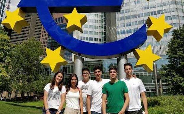Alumnos de Mérida beneficiarios de estas becas delante de la sede del Banco Central Europeo en Frankfurt. 