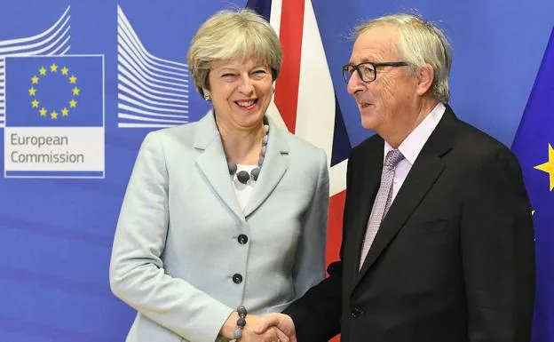 Theresa May, primera ministra británica, recibida por Jean-Claude Juncker. presidente de la Comisión Europea. 