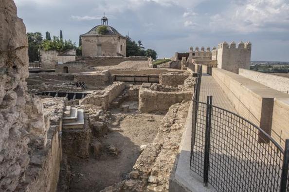 Yacimiento de la Alcazaba, cerca de la Biblioteca de Extremadura. :: Pakopí