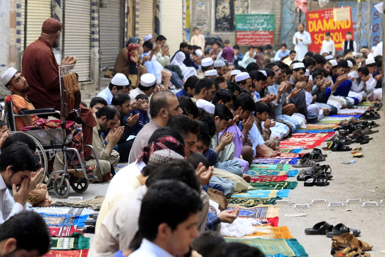 Musulmanes paquistaníes preparan vacas para ser sacrificadas con motivo de las celebraciones del Eid al Adha, o Fiesta del Sacrificio, en Karachi, Pakistán