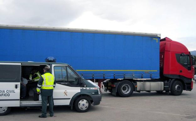 Agentes de la Guardia Civil detienen un semirremolque.