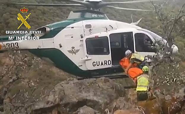 Rescate en helicóptero en un paraje de La Vera:: HOY