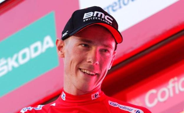 Rohan Dennis, eon el maillot de líder tras la contrarreloj.