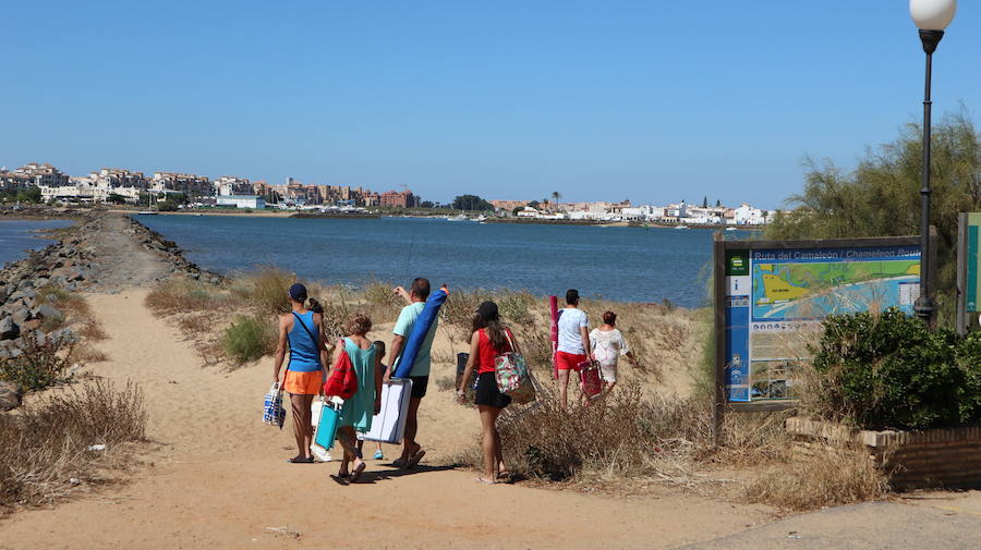 Al fondo Punta del Moral vista desde Isla Cristina