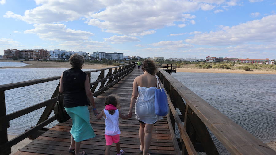 Pasarela para llegar a la playa sobre la ría de Isla Cristina