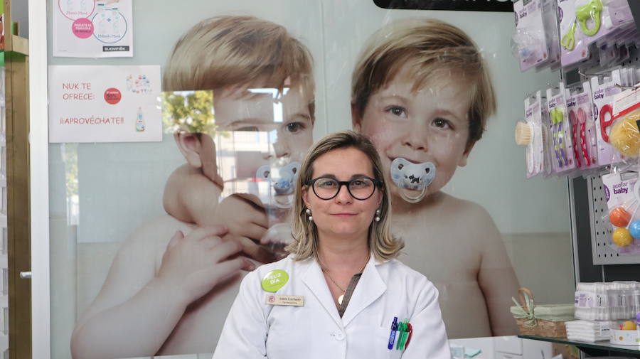 Soledad Corchuelo, pacense, en su farmacia de Isla Cristina