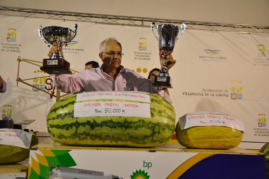 Antonio González posa con su sandía de noventa kilos::