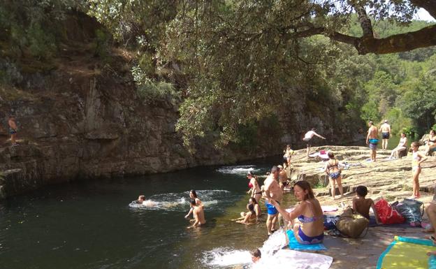 Piscina natural de Las Mestas, este verano.: HOY