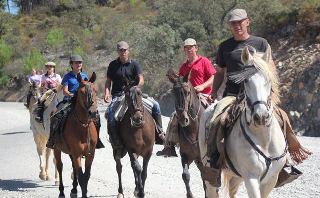 Caballistas de Valverde del Fresno, en la ruta hacia Penha Garcia, en la Beira Baixa portuguesa.: HOY