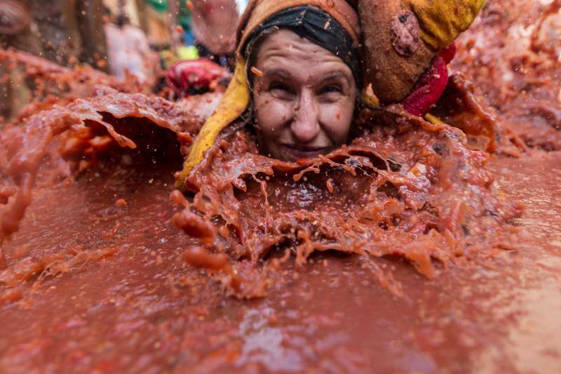 Unas 20.000 personas han lanzado 145.000 kilos de tomate en las fiestas de la localidad valenciana.