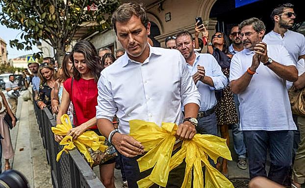Albert Rivera retira lazos amarillos de las calles de Alella, en Barcelona, junto a la líder de Ciudadanos en Cataluña, Inés Arrimadas.