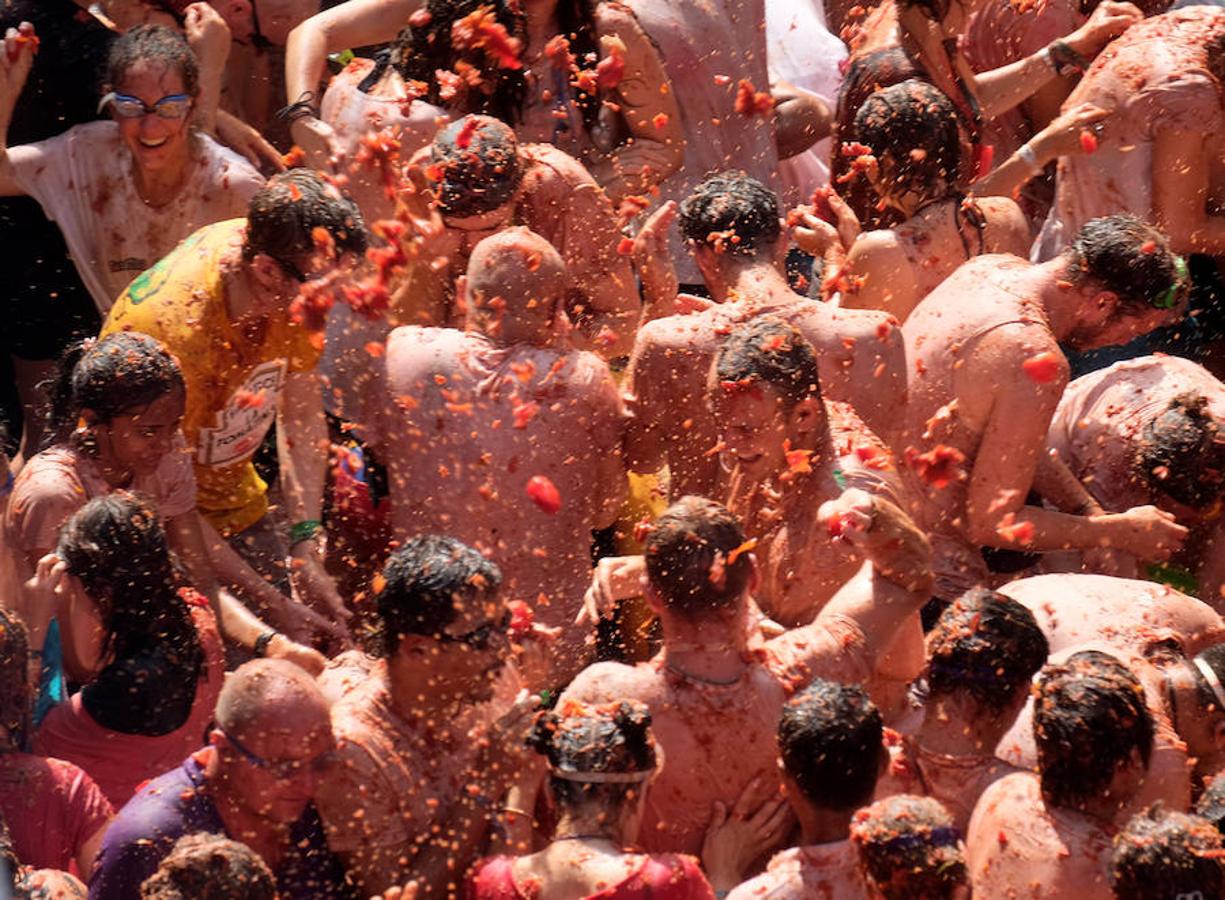 Unas 20.000 personas han lanzado 145.000 kilos de tomate en las fiestas de la localidad valenciana.