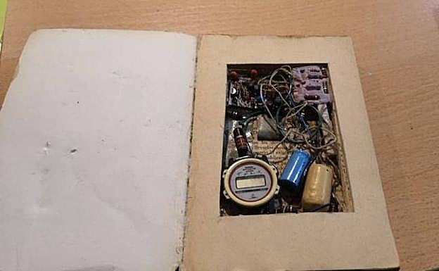 El artefacto que había en el interior del libro 'Reyes mendigos'. 