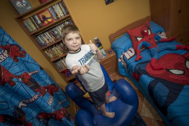 Juan Mari en su cuarto, donde queda claro cuál es su superhéroe favorito, Spiderman. :: José Vicente Arnelas