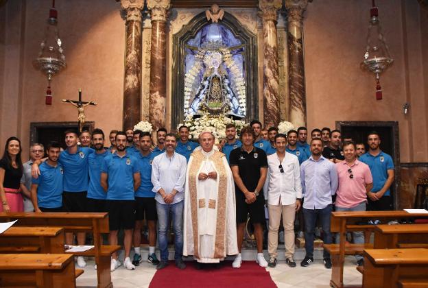 Todos los estamentos del Badajoz, en la ofrenda a la patrona en la Ermita de la Soledad. :: c. moreno