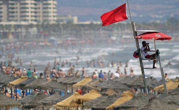 Bandera roja en la playa de Alicante en agosto.