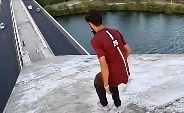 Investigan un vídeo de dos jóvenes haciendo parkour en el puente Lusitania de Mérida
