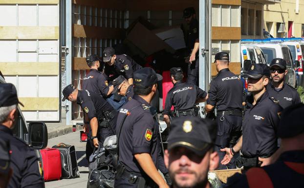 Agentes de la Policía Nacional abandonan el hotel en el que estaban alojados en Pineda de Mar, Cataluña, donde se encontraban por el referéndum catalán. 