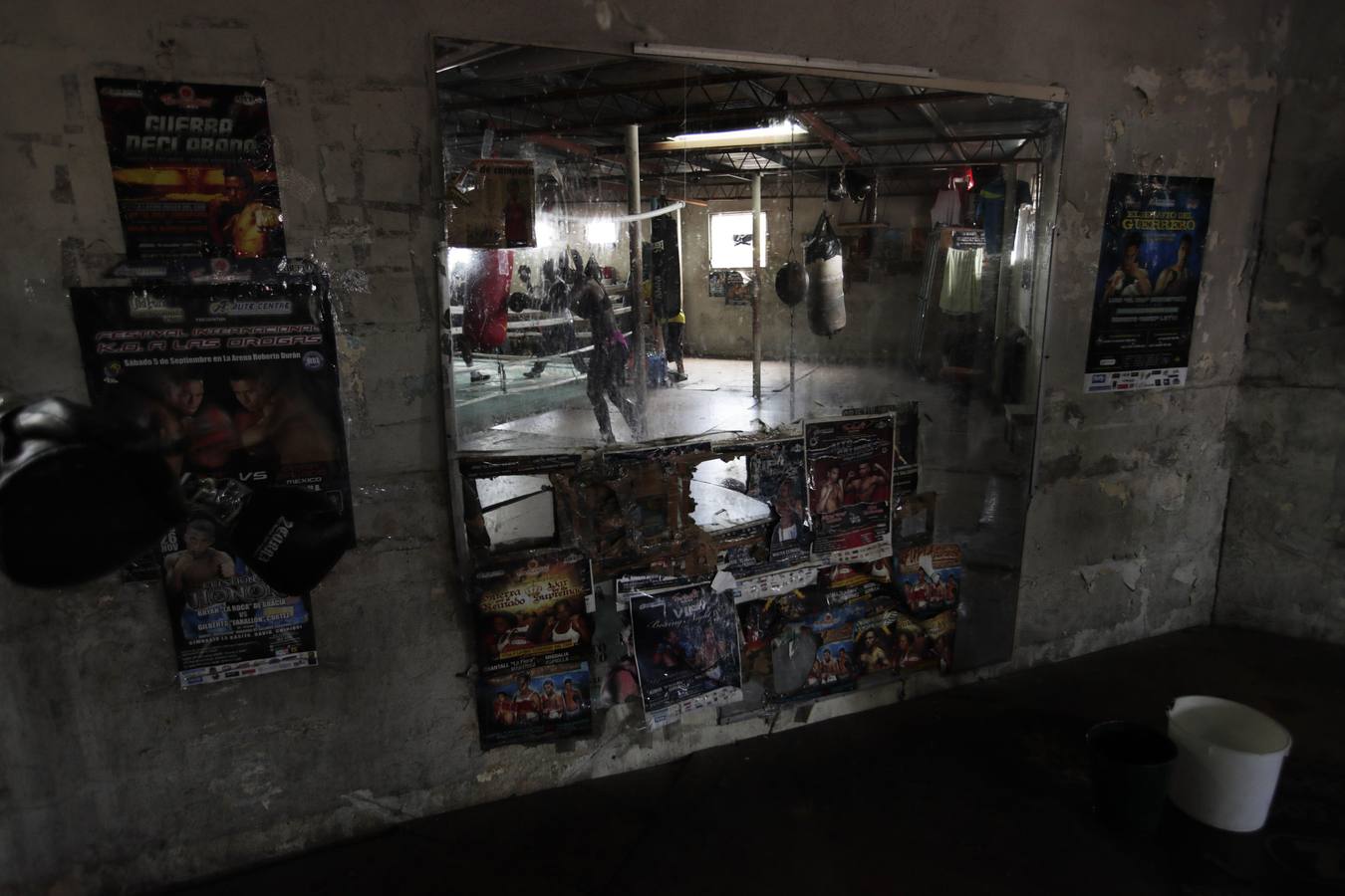 El reflejo de un boxeador en un espejo mientras entrena en el gimnasio de la cuadra "Los Rockeros" en el barrio de Santa Ana de Ciudad de Panamá. 